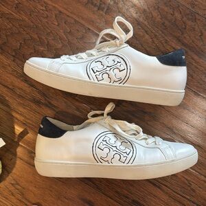 Like New Tory Burch T- Logo White Navy Blue Sneakers Tennis Shoes Size 9.5